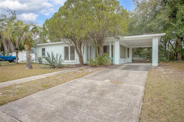 view of front of home featuring a front yard and a carport