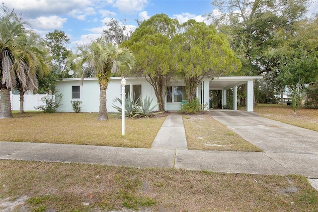 view of front of property featuring a front yard and a carport