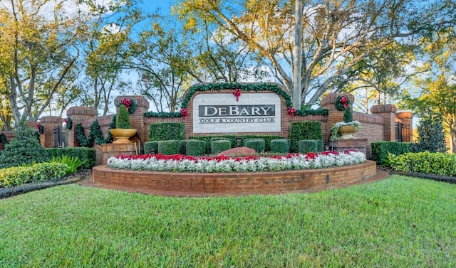 community / neighborhood sign with a yard