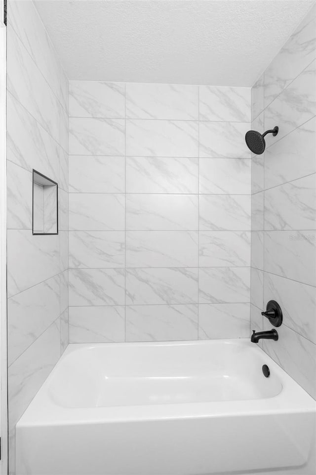 bathroom with tiled shower / bath