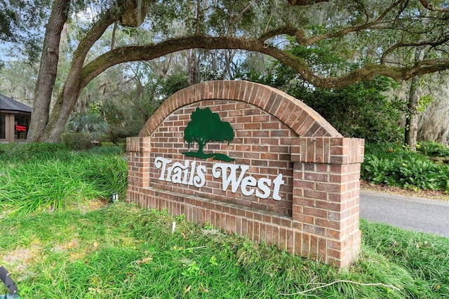 view of community / neighborhood sign