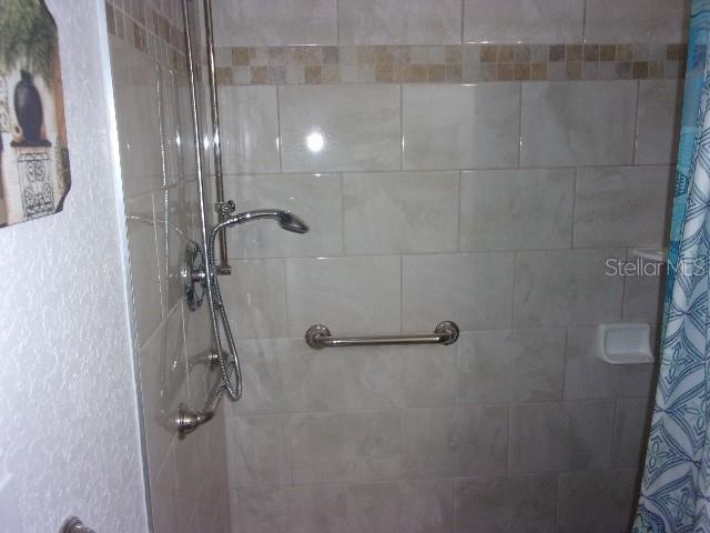 bathroom featuring a shower with shower curtain