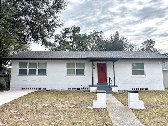 single story home featuring a front lawn