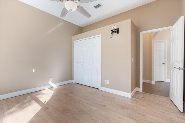 unfurnished bedroom featuring ceiling fan, a closet, and light hardwood / wood-style floors