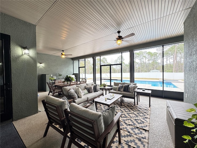 sunroom with ceiling fan