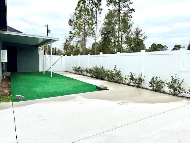 view of yard featuring a patio area