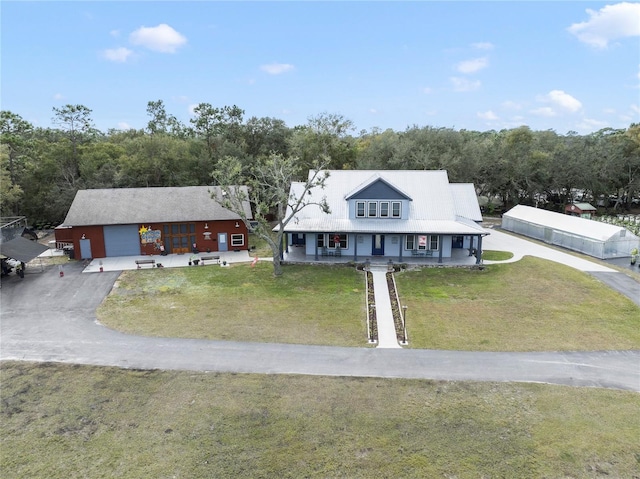 view of front of property featuring a front yard