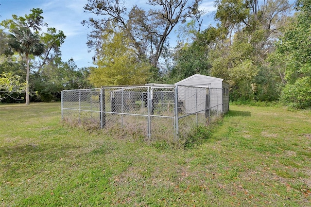 view of yard with an outbuilding