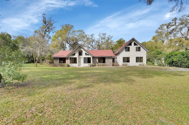 view of front facade with a front yard