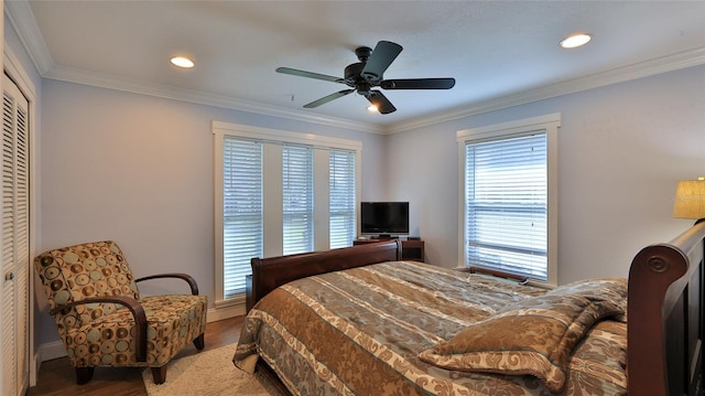 bedroom featuring crown molding, ceiling fan, and a closet