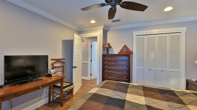 bedroom featuring crown molding, light hardwood / wood-style floors, ceiling fan, and a closet