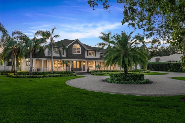 view of front of property featuring a front lawn