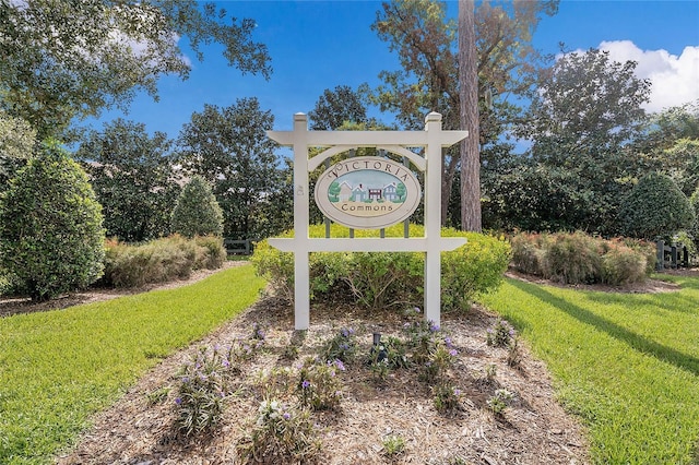 community sign with a yard