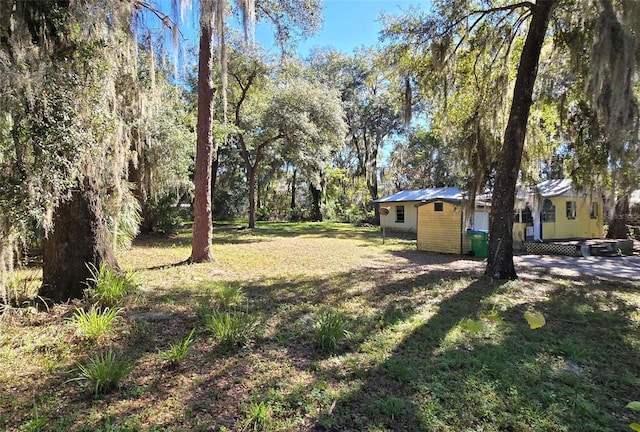 view of yard featuring an outbuilding