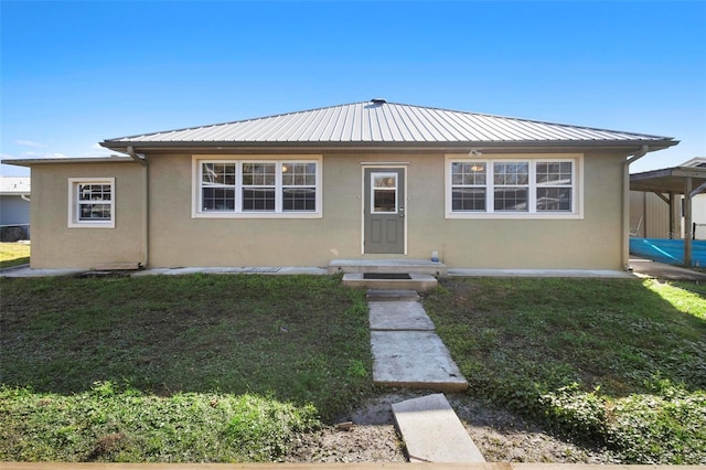 view of front of property featuring a front lawn