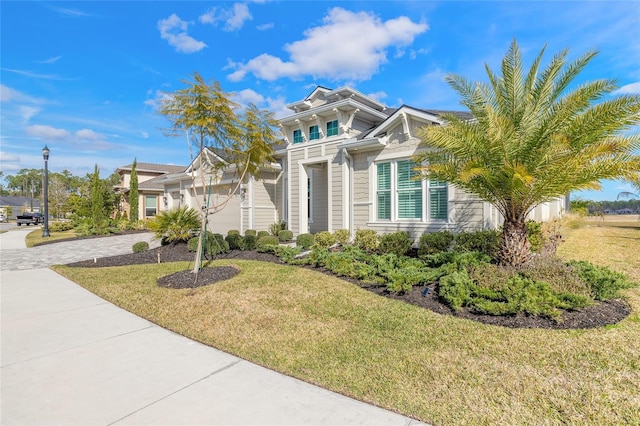 view of front of property featuring a front lawn