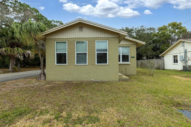 back of house featuring a yard