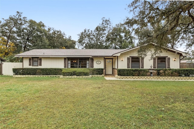 ranch-style house featuring a front yard