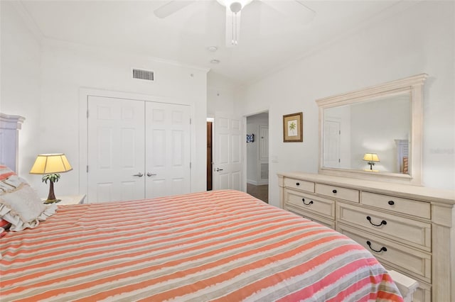 bedroom with crown molding, a closet, and ceiling fan