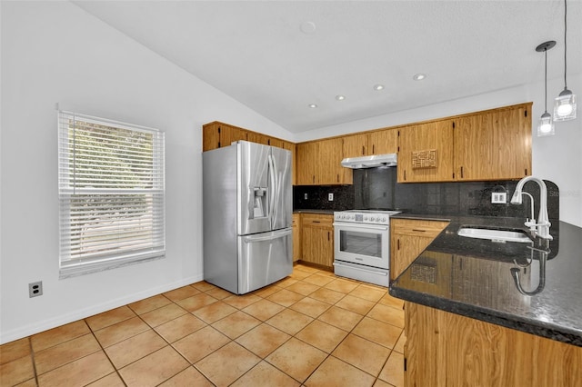 kitchen featuring lofted ceiling, sink, stainless steel fridge, electric stove, and backsplash