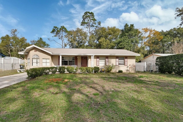 ranch-style home featuring a front lawn