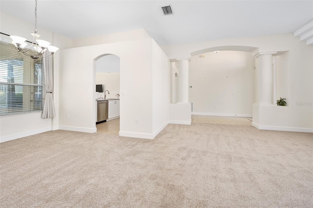 unfurnished room with baseboards, visible vents, arched walkways, light carpet, and a notable chandelier