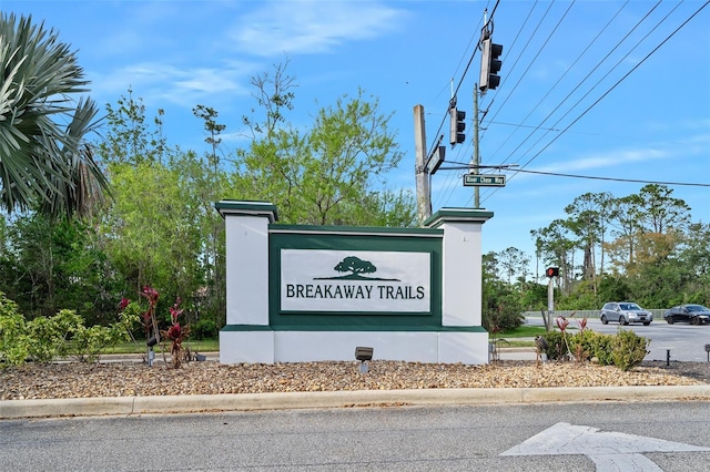 view of community / neighborhood sign