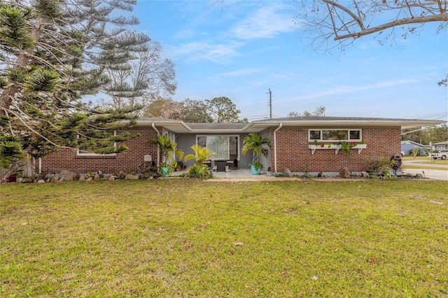 view of front of property featuring a patio and a front lawn