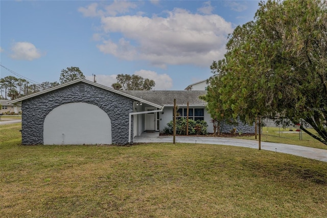 view of front of property featuring a front yard