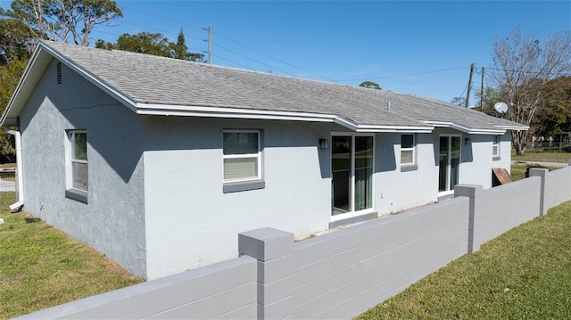 view of side of property featuring a lawn