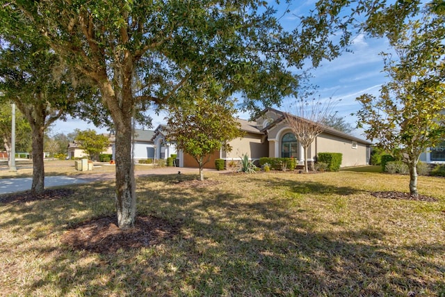 view of front of home featuring a front yard