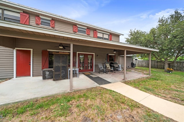 view of front of property featuring french doors, ceiling fan, a patio, and a front yard