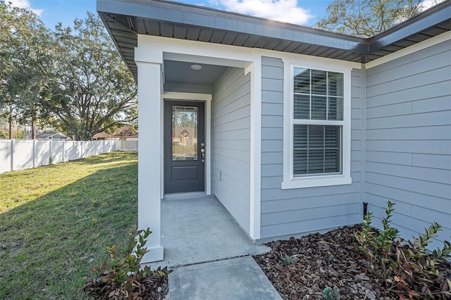 property entrance featuring a yard