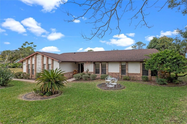 ranch-style house featuring a front lawn