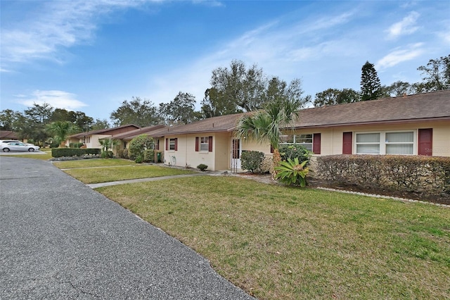 single story home with a front lawn