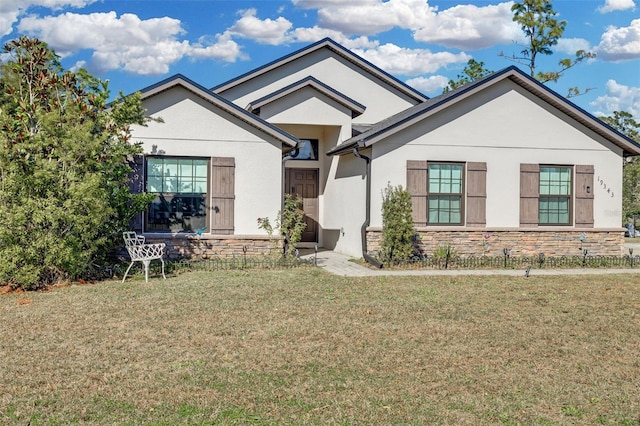 view of front of house featuring a front lawn