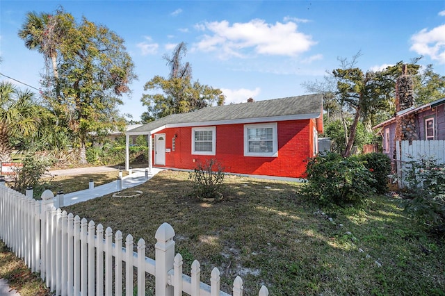 view of front of property featuring a front yard