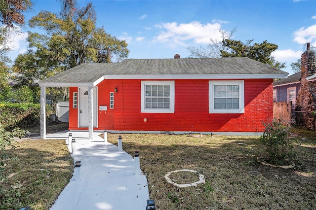 view of front of property featuring a front lawn