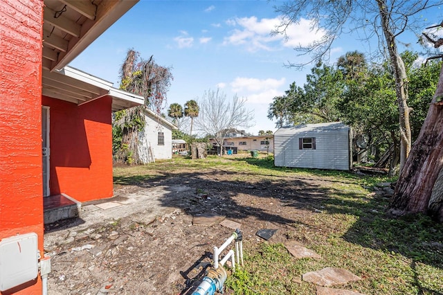 view of yard with a storage unit