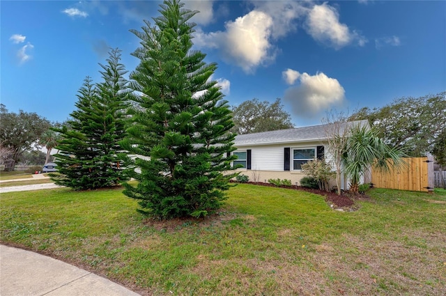 view of front of home featuring a front lawn