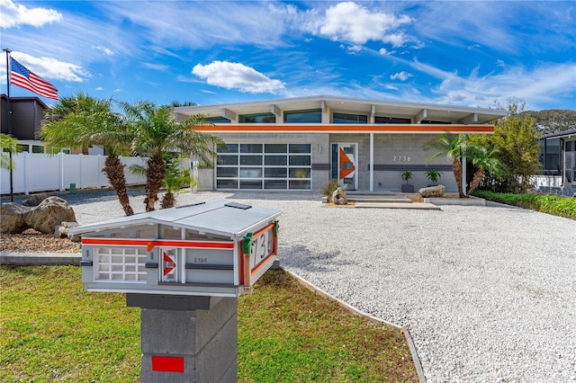 view of front of house featuring a front yard