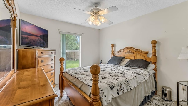 bedroom featuring ceiling fan and a textured ceiling