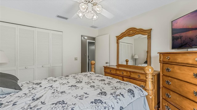 bedroom with ceiling fan, a closet, and a textured ceiling