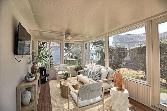 sunroom with ceiling fan