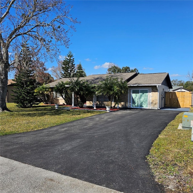 view of front facade featuring a front yard