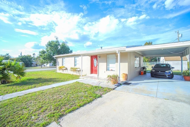 view of front facade featuring a carport and a front lawn