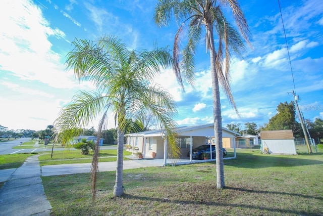 view of front of home featuring a carport and a front lawn