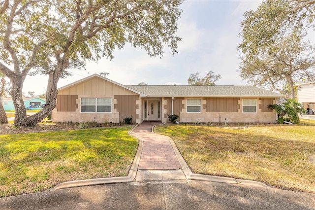 ranch-style home featuring a front lawn