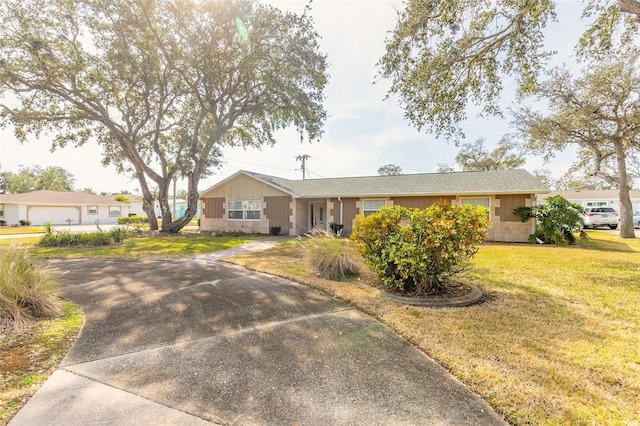 single story home featuring a front lawn