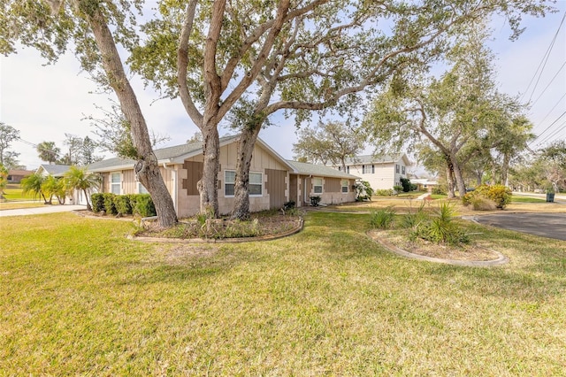 view of front facade with a front lawn